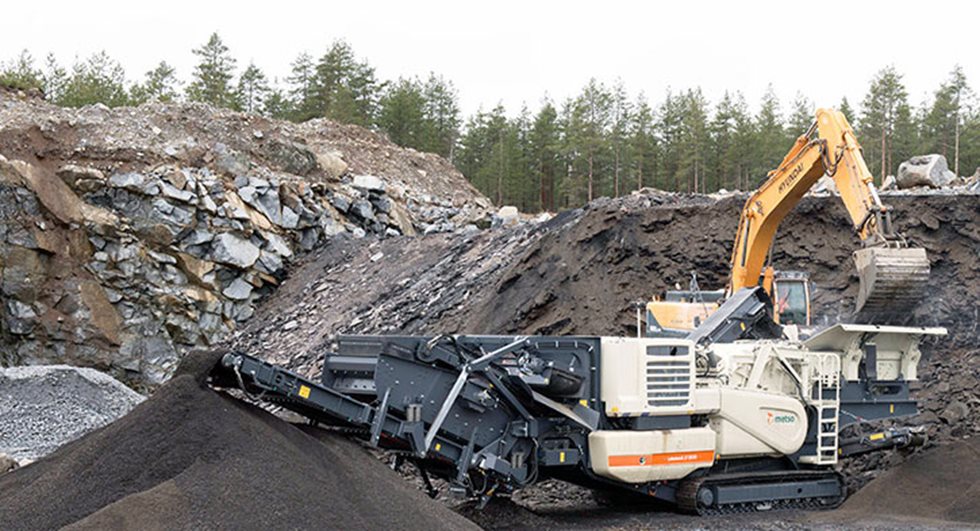 Kivikolmio Oy on päässyt Metson uudella LT1213S-iskupalkkilaitoksella asfaltin murskauksessa ja seulonnassa suljetussa kierrossa jo ensimmäisinä päivinä noin 170 tonnin tuntikapasiteettiin.