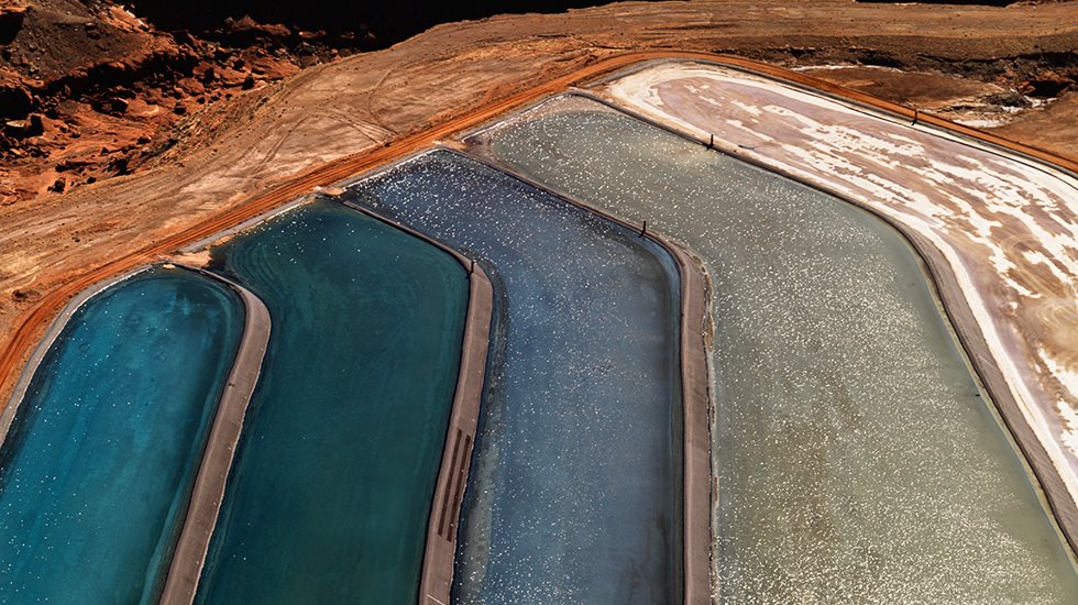 Detalle aéreo de balsas de residuos minerales en la zona rural de Utah, Estados Unidos.