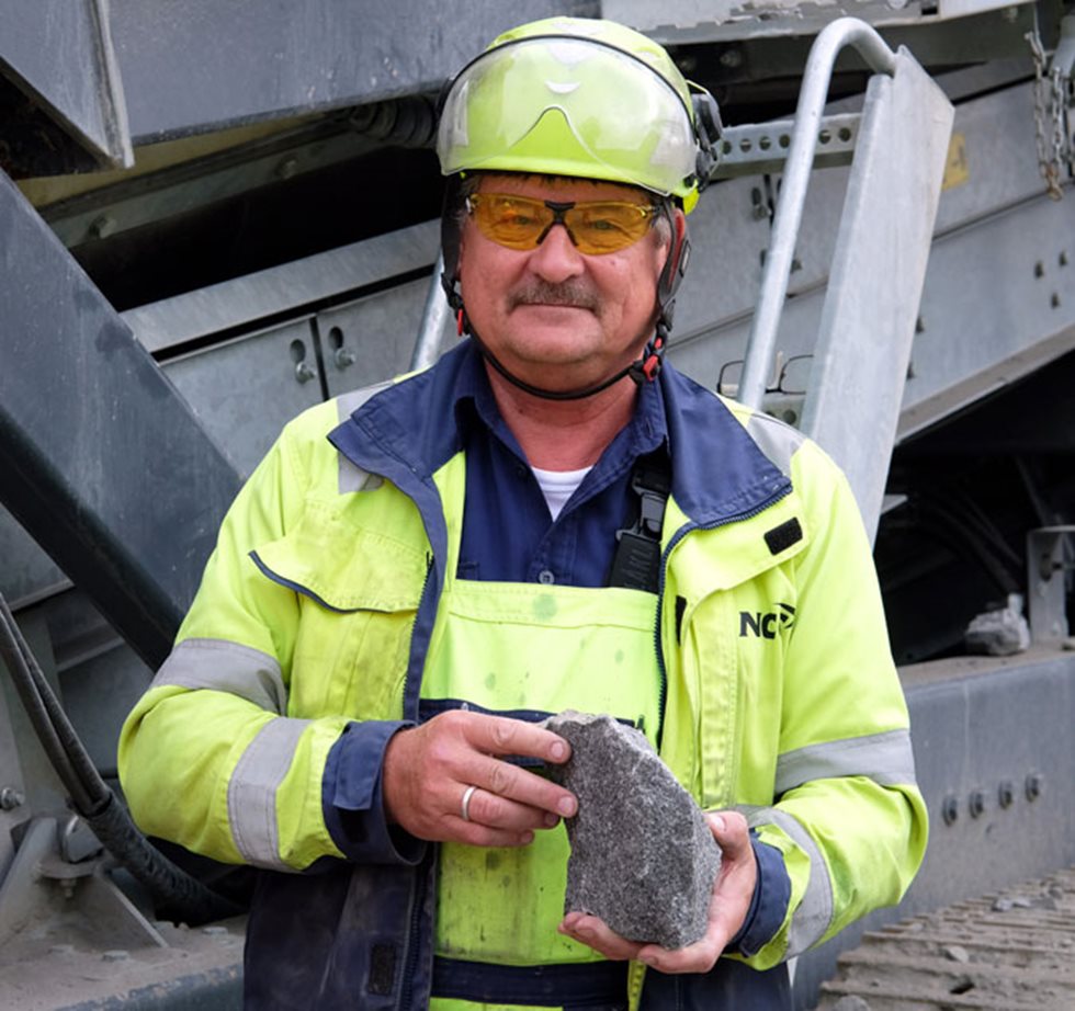 Louhos- ja tuotantopäällikkö Poul-Rikard Holberg Ebbesen esittelee seulottavan graniittilohkareen kokoa.