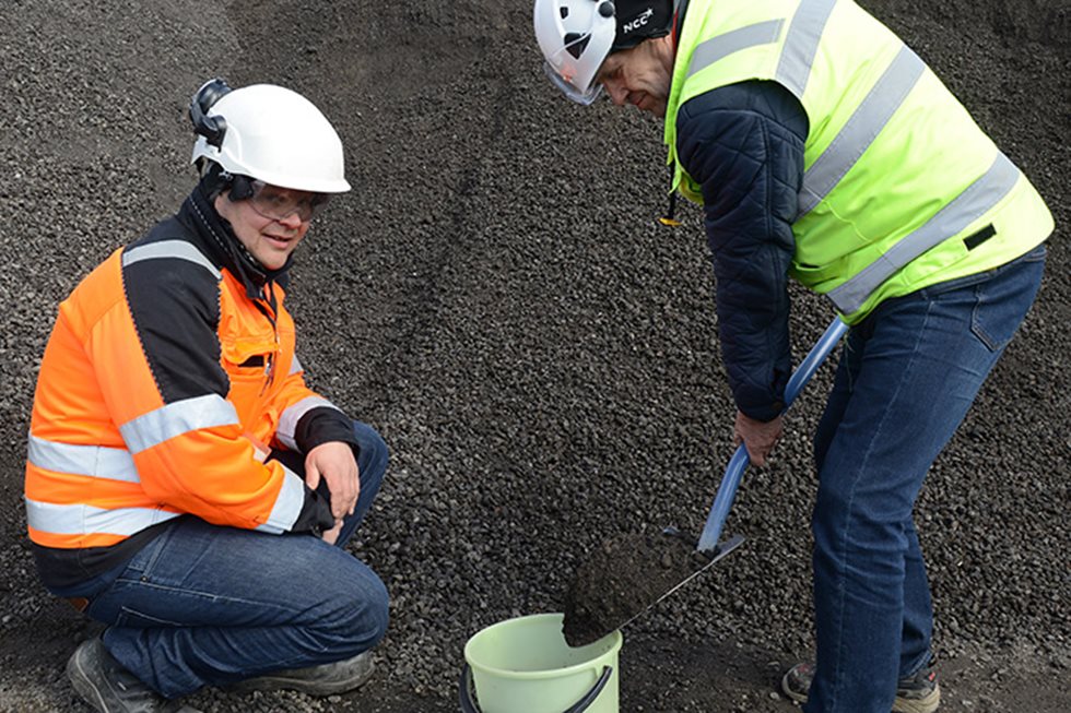 Supervisor Jouni Hakunti (on the right) from the end client NCC Industry takes weekly samples from the recycled asphalt produced by Kivikolmio, headed by Mika Hiironen, to a lab for testing.