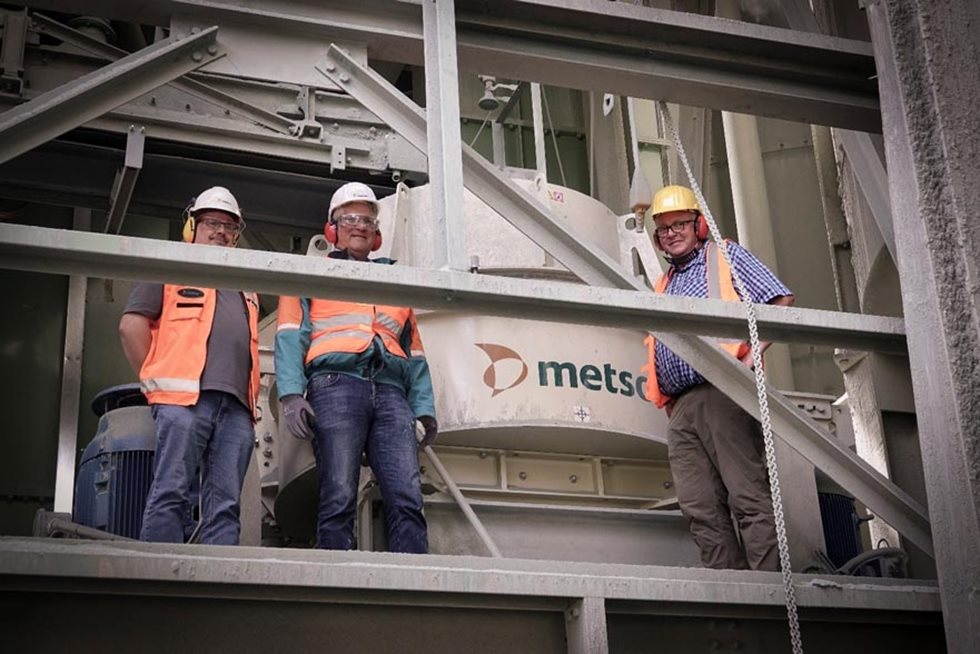 Andreas Koch und Thorsten Stellmacher von Metso Deutschland, Geschäftsführer Bernd Jost von Wilhelm Jost GmbH & Co. KG