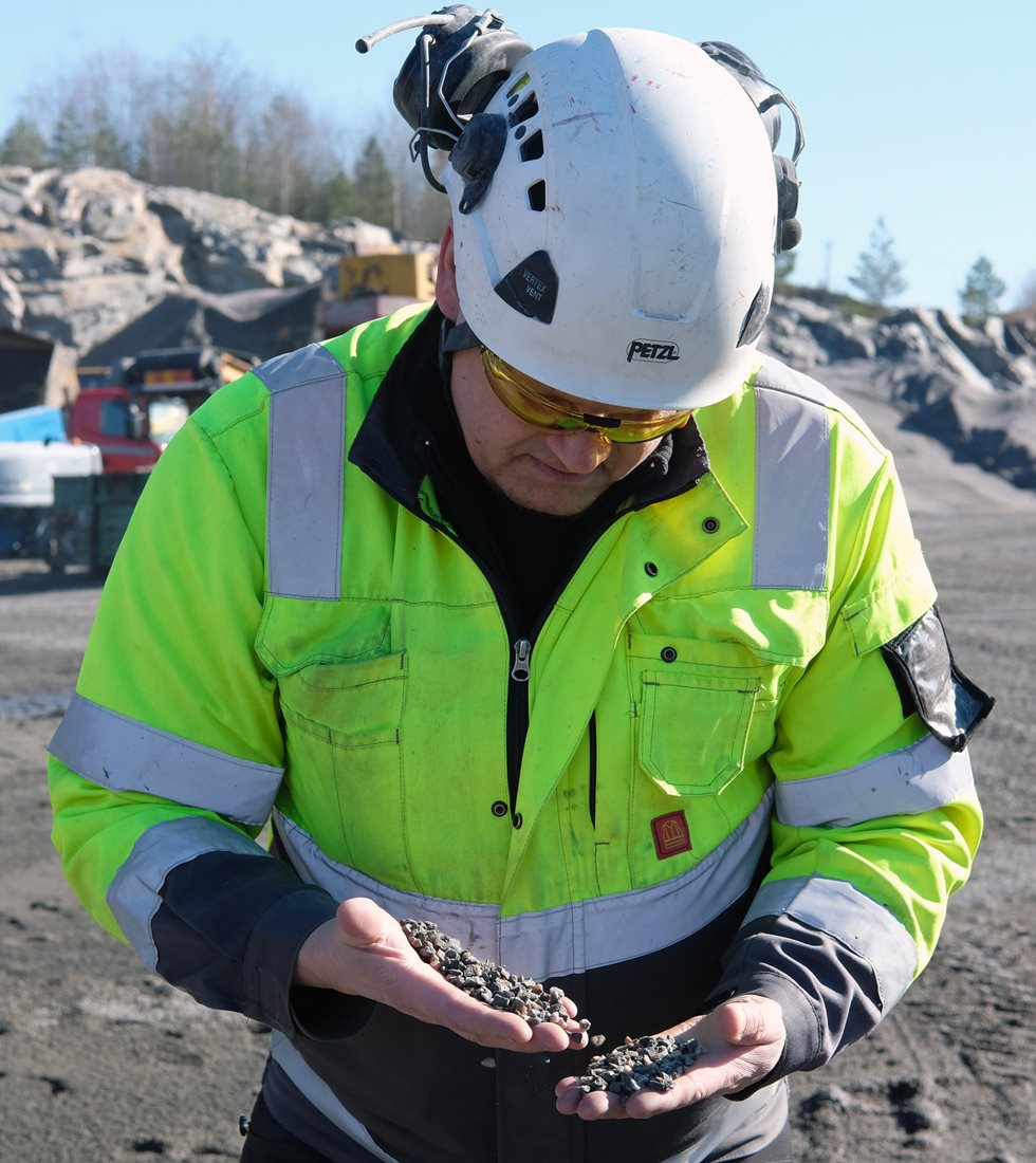Site manager Jan Hammarström presenting the asphalt grades to be exported to the Baltic countries. They need to be produced at a precision of a millimeter due to different standards.