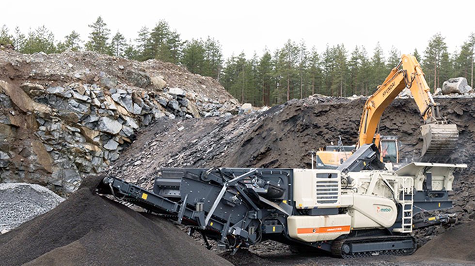 Lokotrack crushing at Kivikolmio site and being fed by an excavator.