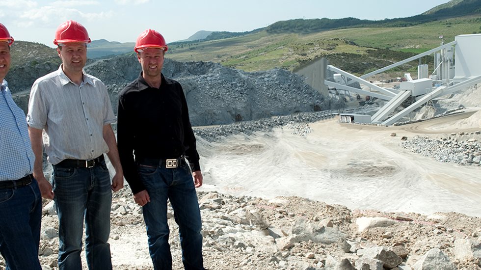 Three people standing at the Velde Pukk quarry.
