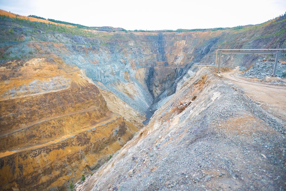 The open pit of the Uchalinskiy copper-pyrite deposit.