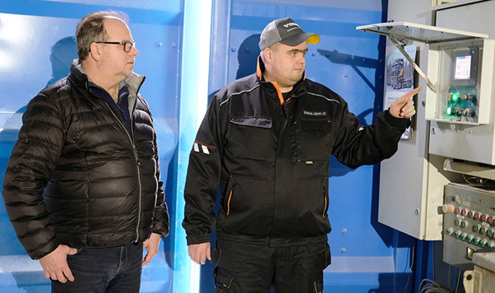 General manager Teijo Näppi (left) and production manager Henri Järvinen monitor the figures of the PA adjusting system for the crushing plant, which enhances efficiency and consistency.