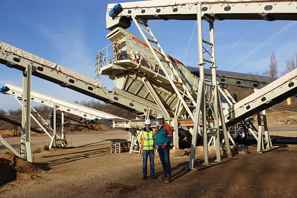 Managing Director Sebastian Collas (left) and Sales Manager Joachim Höft from Metso Germany (right) in front of the new Nordwheeler