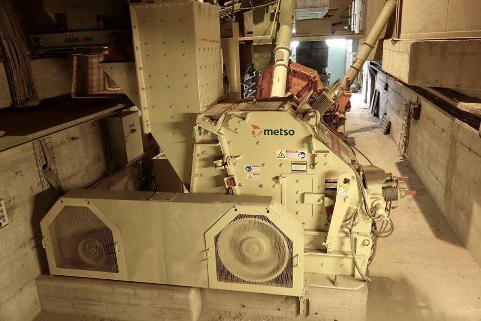 The new Metso Nordberg® NP1110™ impact crusher in the preparation bunker for the tertiary crushing stage