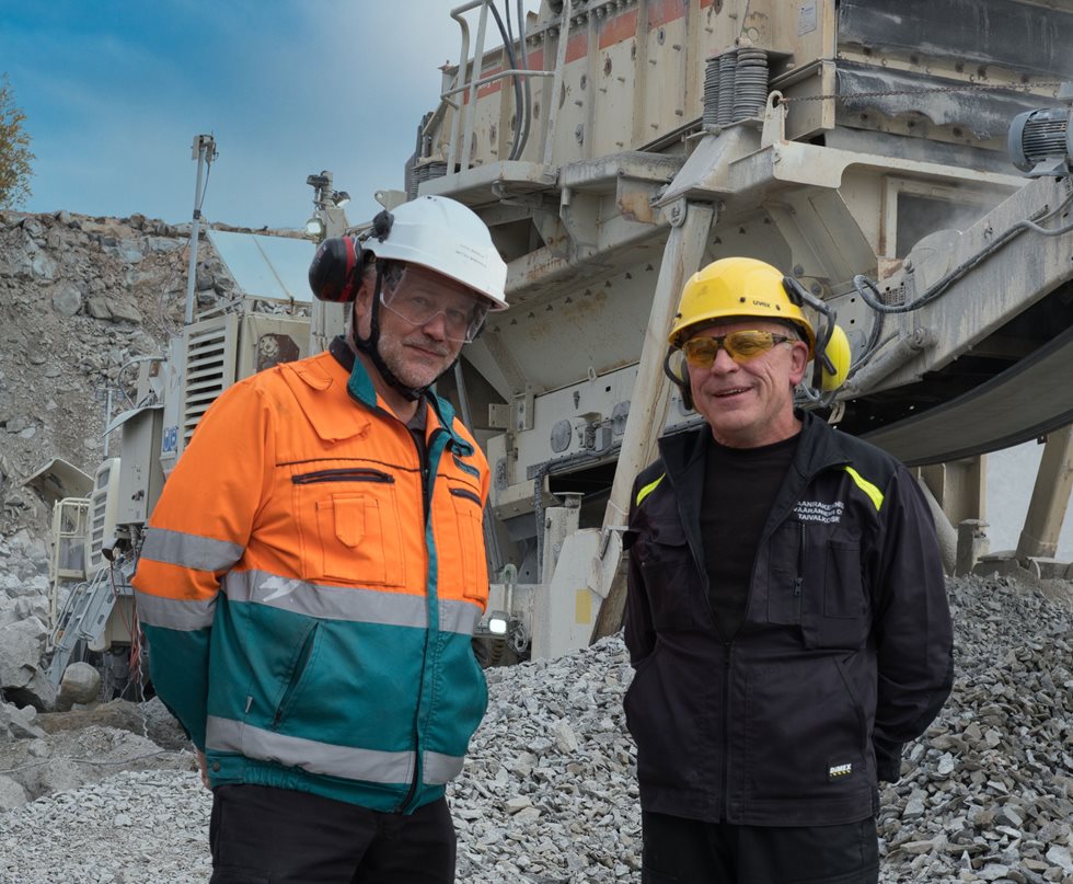 Managing director Markku Vääräniemi (on the right) and area sales manager Jussi Mäkelä from Metso Outotec monitor how the two-stage crushing and screening chain operates in the wilds of Kuusamo.
