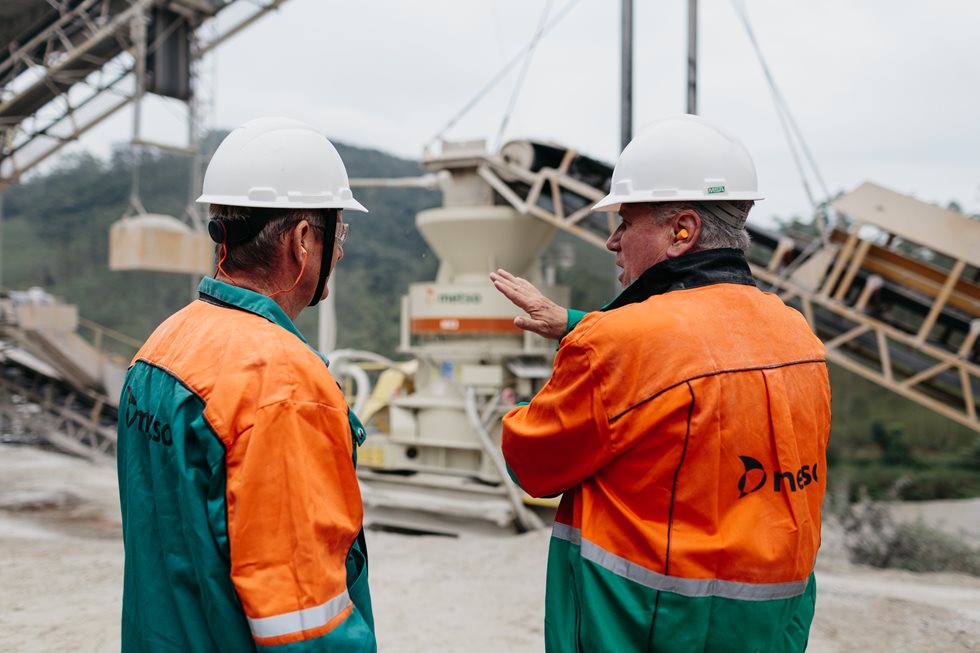 Two Metso employees discussing in front of MX3 at Calwer Quarry