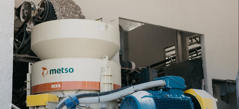 Metso MX4 cone crusher being fed at the Barracão quarry.