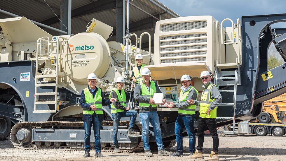 Fireclay processing at Bierbrauer & Sohn GmbH, in the background the LT106 mobile crusher from Metso Outotec.
