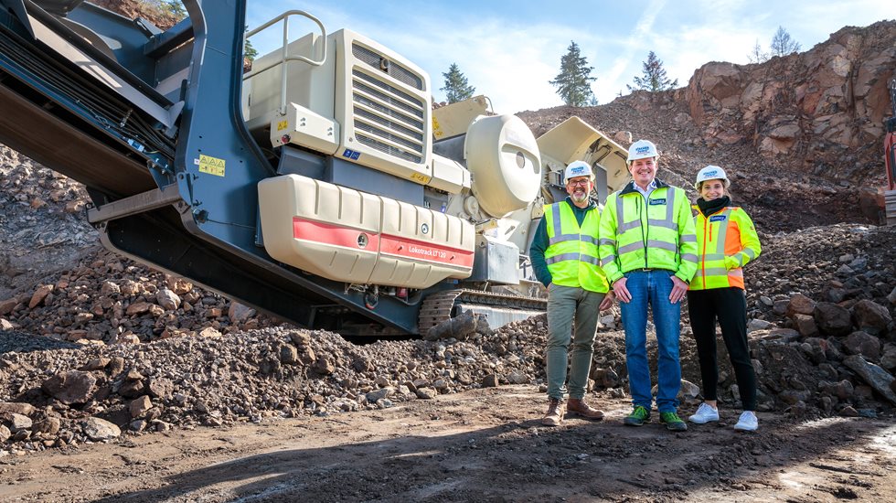 A relaxed mood in the opencast mine: (from left to right) Ralph Phlippen, Managing Director Fischer-Jung Aufbereitungstechnik; Marco Reinhard, Managing Director RF Sand- Baggerarbeiten und Steingewinnungsgesellschaft mbH; and Alina Mader, Reinhard Group, in front of the new Lokotrack LT120 jaw crusher from Metso Outotec.