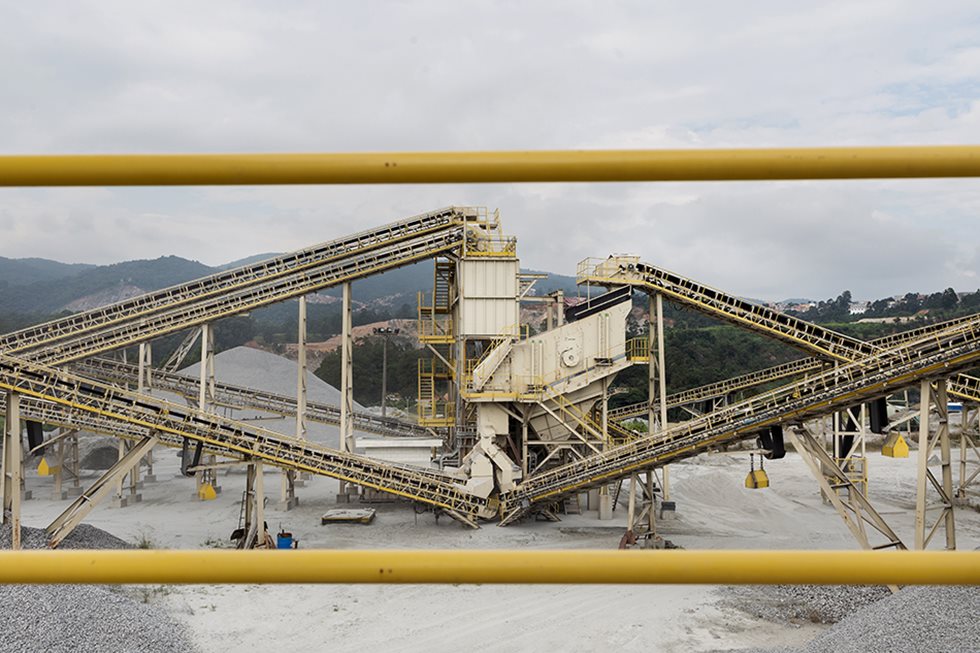 A stationary crushing and screening plant at Riuma quarry. 