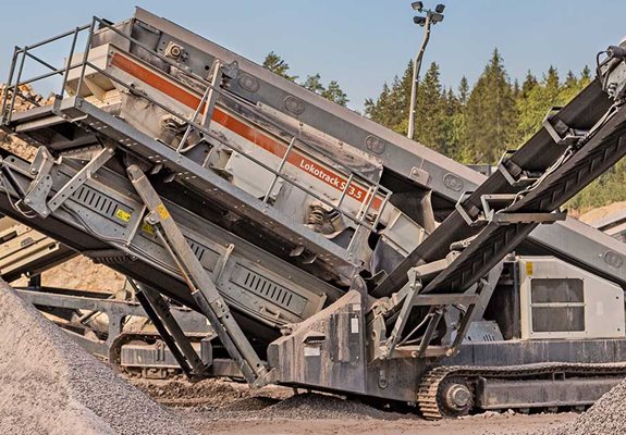 Lokotrack® ST Series mobile screens can be used as standalone or with other crushers and screens.