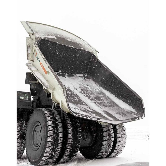 O revestimento de borracha do Metso Truck Body dura até 6 vezes mais do que o revestimento de aço convencional, reduzindo drasticamente a necessidade de manutenção.