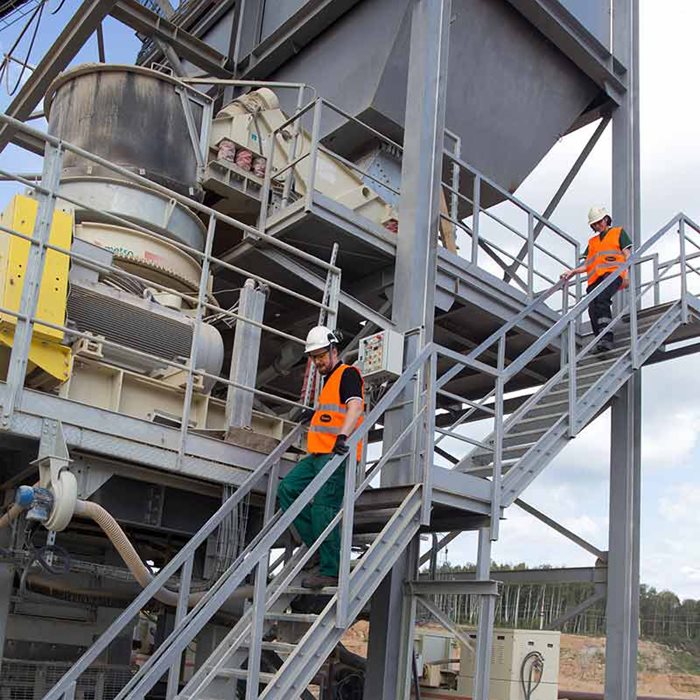 Two Metso Outotec experts on crushing site